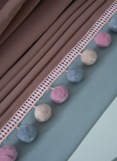 Римские шторы блэкаут с бахромой. Цвет: серо-розовый/светло-серый